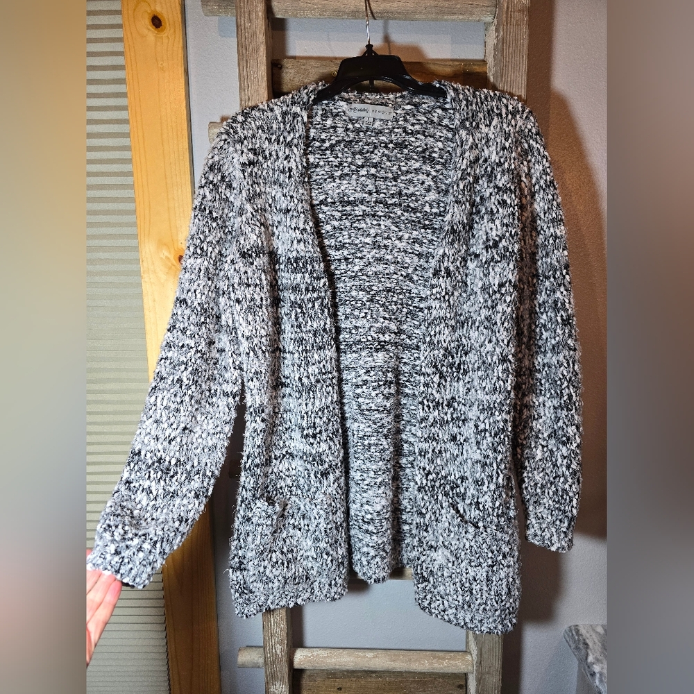 ABSOLUTELY FAMOUS Black and White Knit Sweater Large
